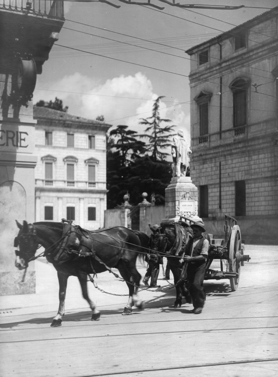Italy, Vicenza, Piazza di Castello, Garibaldi-szobor., 1930, MZSL/Ofner Károly, sculpture, palace, Giuseppe Garibaldi-portrayal, Andrea Palladio-design, Fortepan #42384