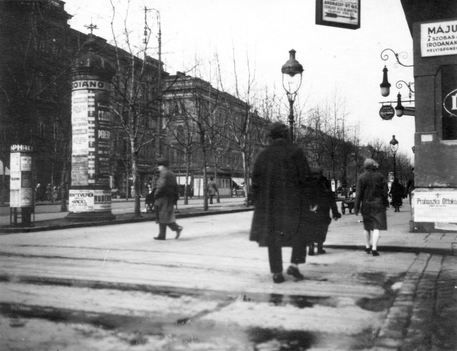 Hungary, Budapest VI., Andrássy út a Csengery utcától a Vörösmarty utca felé nézve., 1927, MZSL/Ofner Károly, poster, pedestrian, street view, genre painting, ad pillar, lamp post, public toilet, Budapest, Fortepan #42385