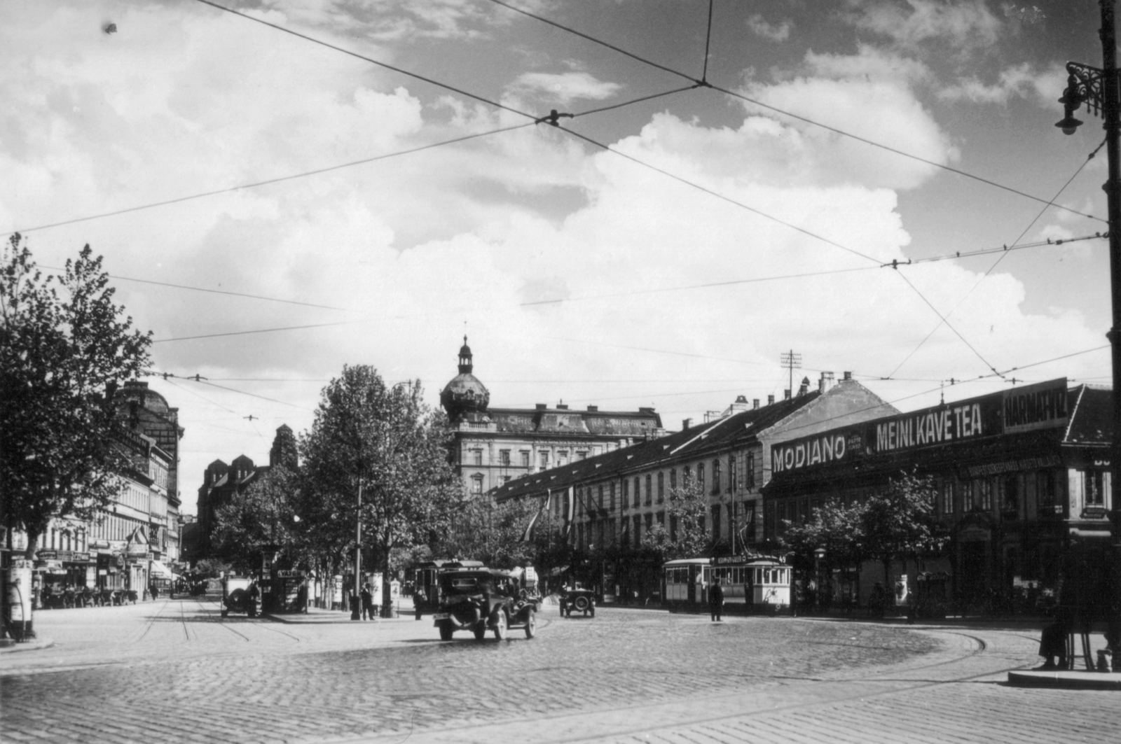 Hungary, Budapest V., Károly körút (Károly király út) a Deák Ferenc tér felől nézve., 1931, MZSL/Ofner Károly, ad, cigarette, flag, tram, automobile, coffee, Julius Meinl-brand, Budapest, Fortepan #42387