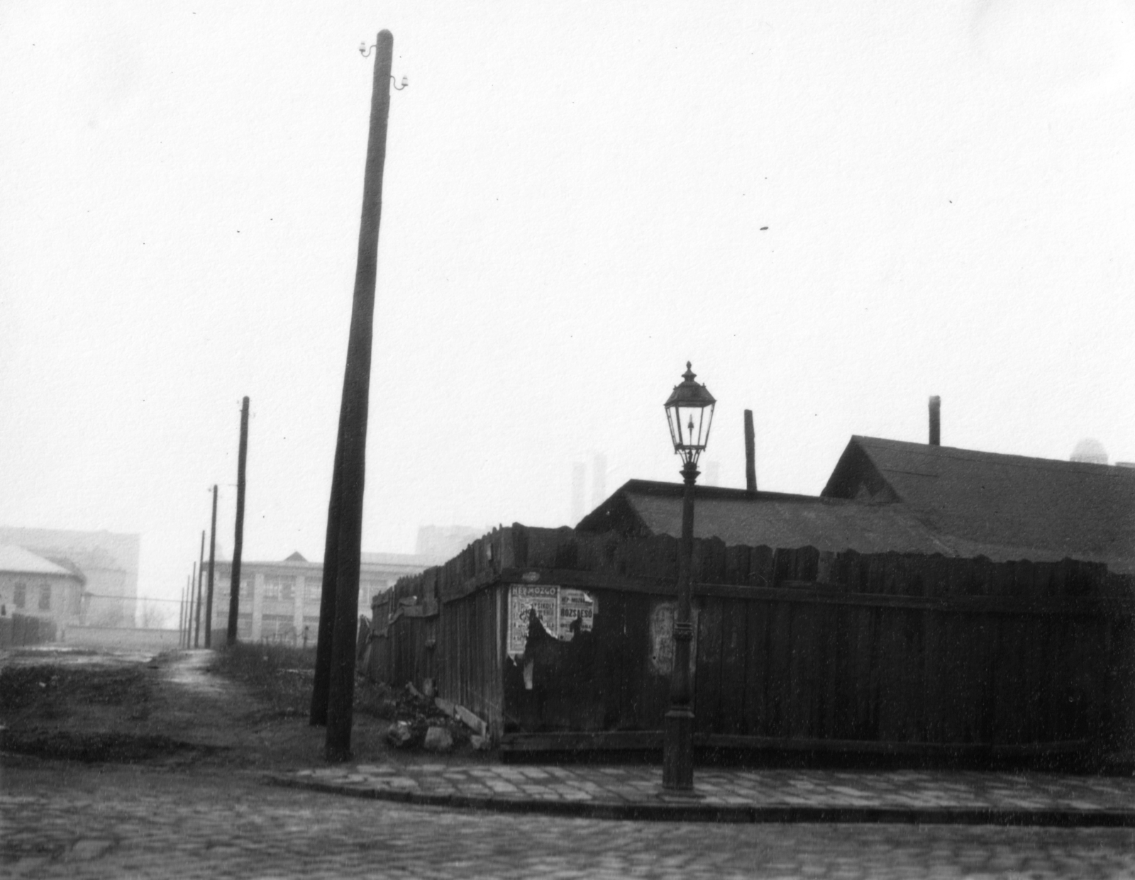 Magyarország, Budapest XIII., balra szemben a Pannónia utca, a Thurzó utca saroktól az Ipoly utca felé nézve., 1930, MZSL/Ofner Károly, plakát, utcakép, lámpaoszlop, kerítés, Budapest, Fortepan #42400