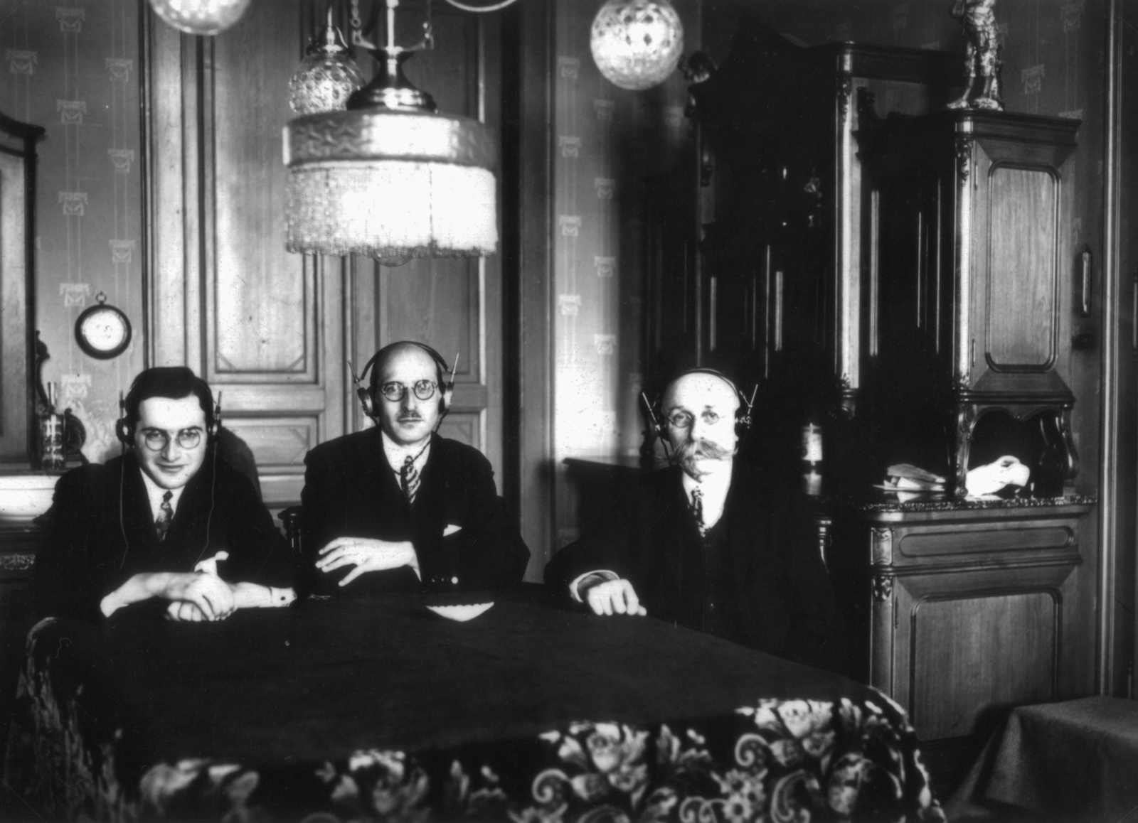 1935, MZSL/Ofner Károly, tableau, men, glasses, furniture, moustache, radio, interior, chandelier, headset, radio broadcasting, Fortepan #42408