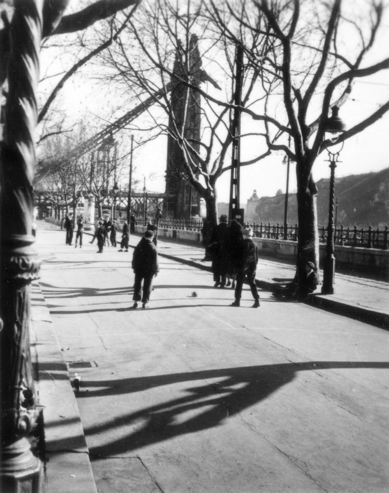 Hungary, Budapest V., Dunakorzó, háttérben a lerombolt Erzsébet híd pesti hídfője., 1958, MZSL/Ofner Károly, war damage, street view, genre painting, wrecked bridge, kids, lamp post, eclectic architecture, Budapest, suspension bridge, Duna-bridge, Antal Kherndl-design, Aurél Czekelius-design, Fortepan #42436