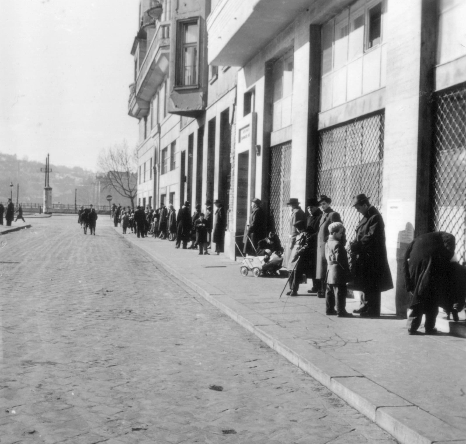 Hungary, Budapest V., Március 15. tér a Galamb utca felől nézve., 1958, MZSL/Ofner Károly, sunshine, baby carriage, street view, genre painting, Budapest, Fortepan #42439