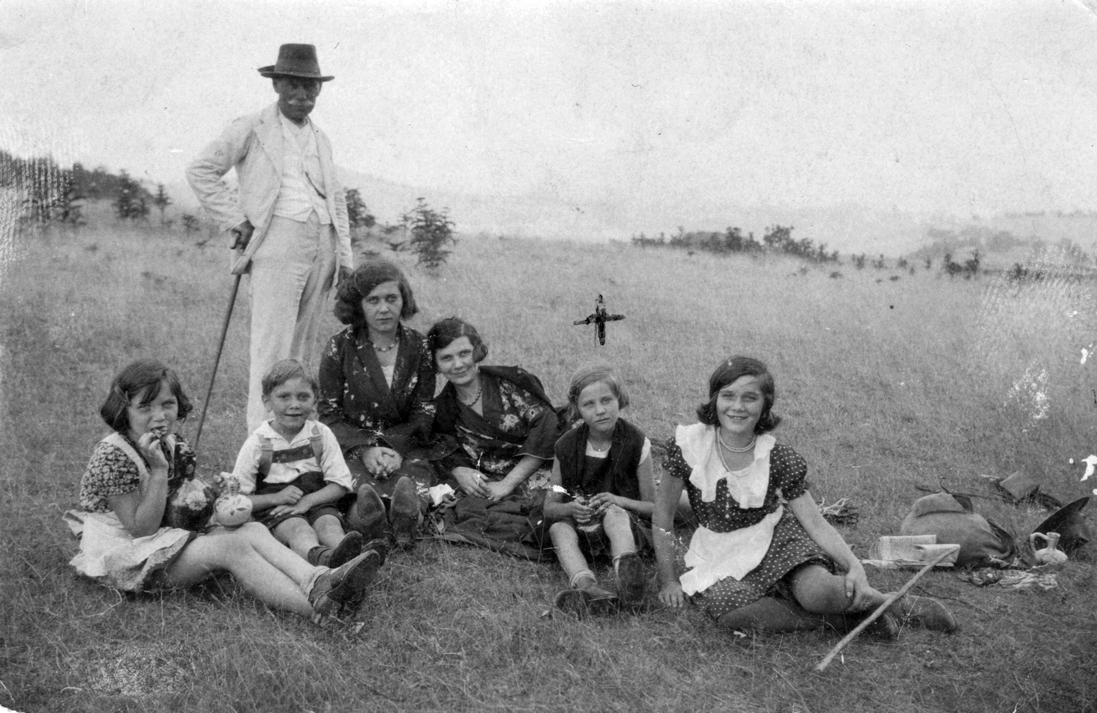 1934, Máté Zsuzsanna, hat, excursion, tableau, field, picnic, newspaper, kids, man, woman, jar, walking cane, hat on the ground, Fortepan #42444
