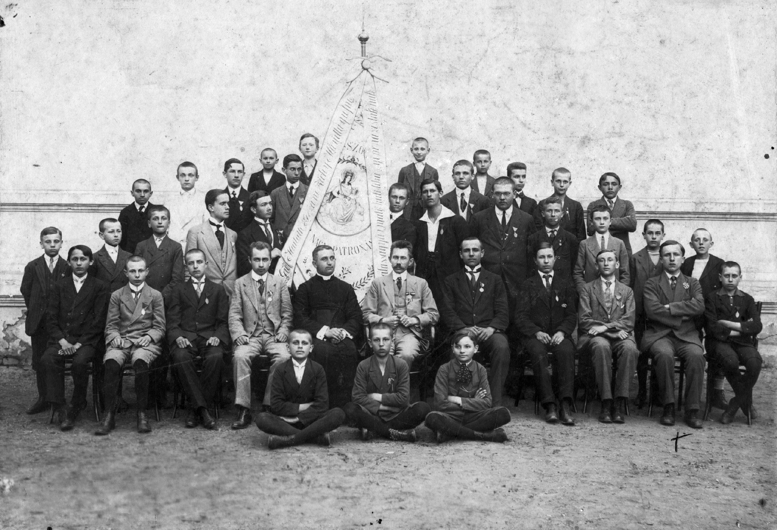 Magyarország, Balassagyarmat, gimnáziumi csoportkép., 1916, Máté Zsuzsanna, zászló, csoportkép, férfiak, gimnázium, gyerekek, tanár, fiúosztály, diák, ülés keresztbe tett lábakkal, karba tett kéz, Fortepan #42451