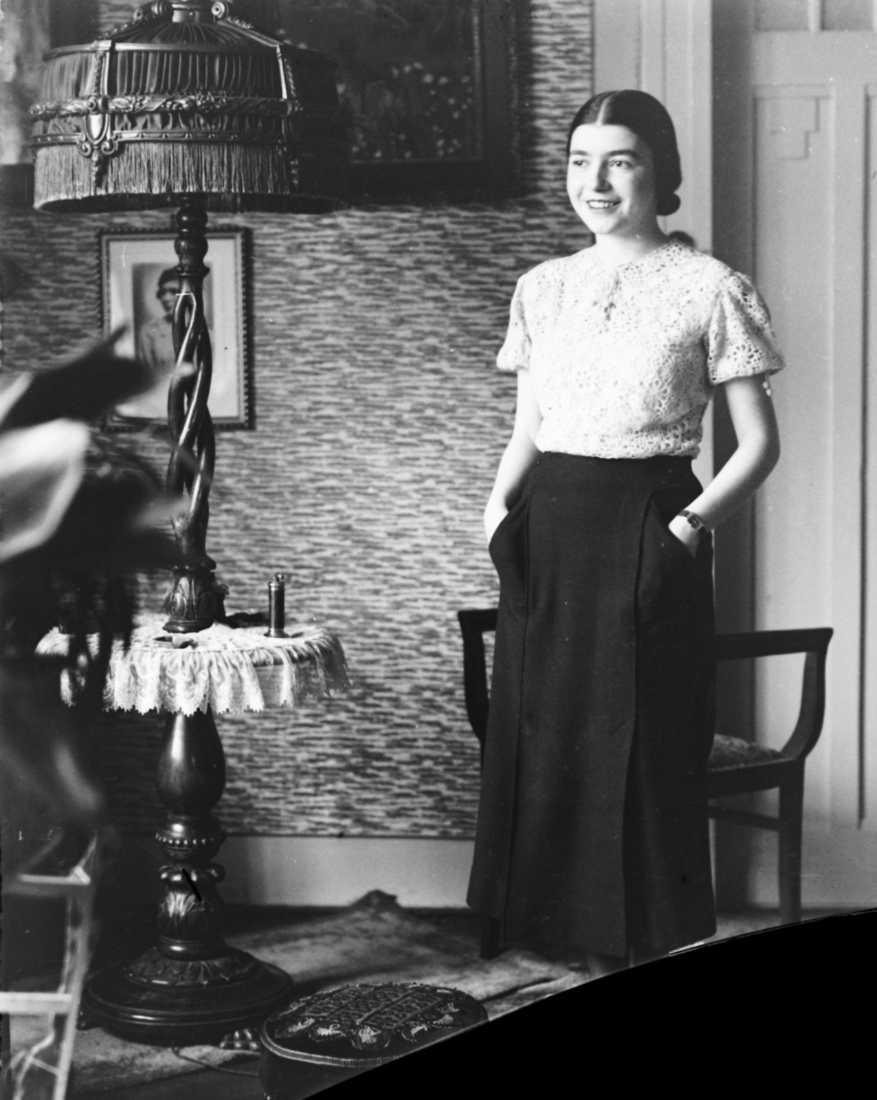 1937, MZSL/Ofner Károly, portrait, light, smile, furniture, Secession, interior, woman, hands in pockets, Fortepan #42460