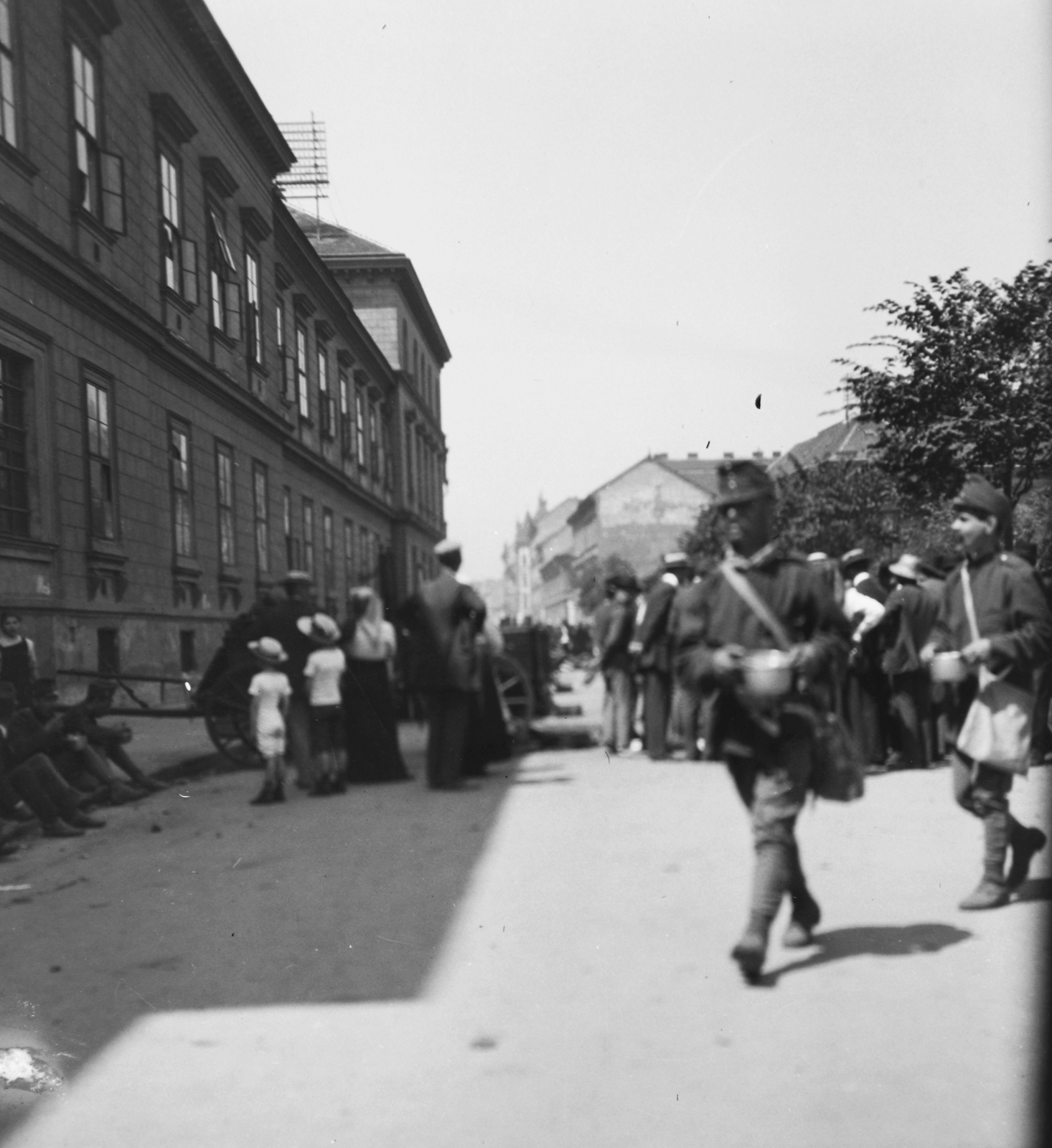 Magyarország, Budapest VII., Rózsák tere (Szegényház tér) az Izabella utca felé nézve. Balra az Erzsébet kórház., 1916, Angyalföldi Helytörténeti Gyűjtemény, első világháború, csajka, Budapest, Fortepan #42464