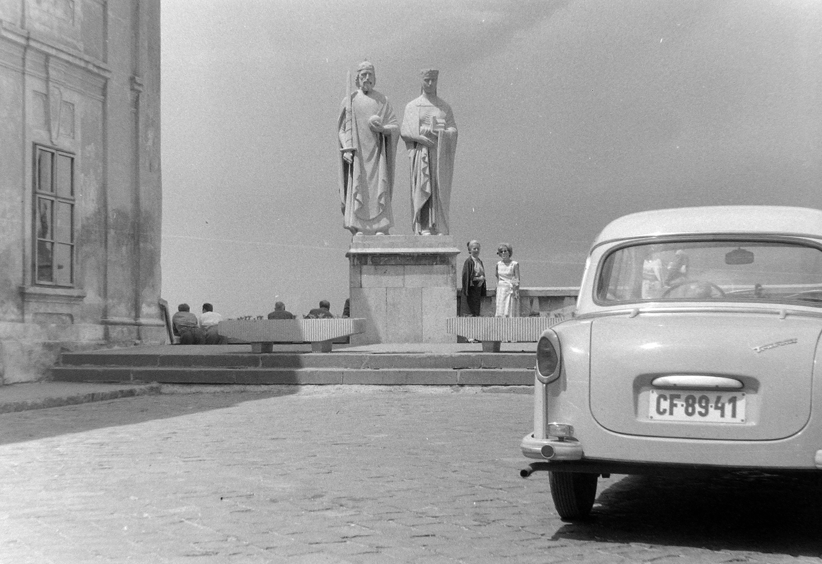 Hungary, Veszprém, vár, Szent István és Gizella szobra., 1963, Fortepan, Trabant-brand, sculpture, automobile, number plate, planter, Saint Stephen I-portrayal, Blessed Gisela of Hungary-portrayal, Fortepan #4247