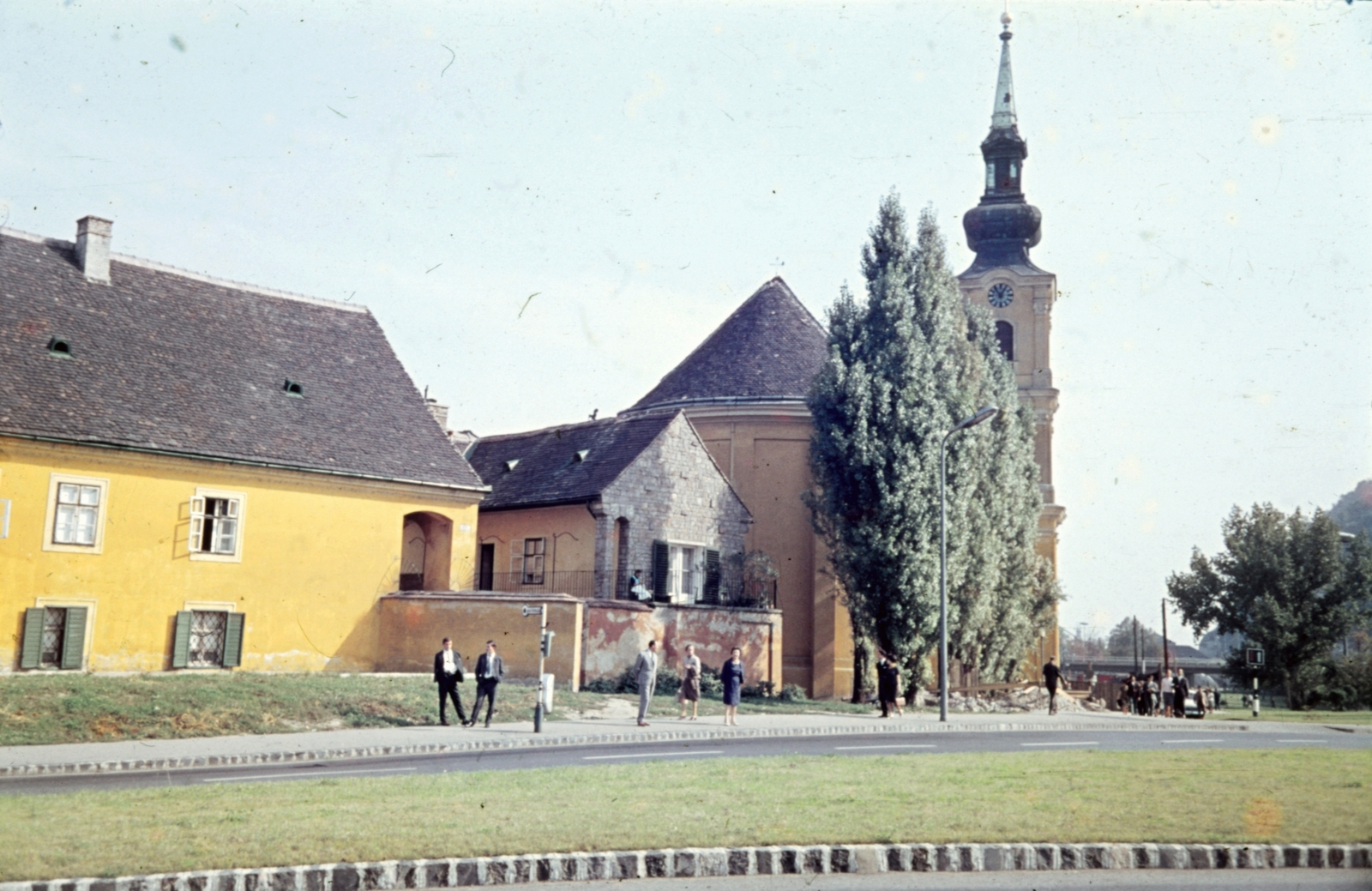 Magyarország, Tabán, Budapest I., az Alexandriai Szent Katalin-templom az Apród utcáról nézve, balra a Virág Benedek ház., 1968, MZSL/Ofner Károly, színes, Budapest, Fortepan #42483