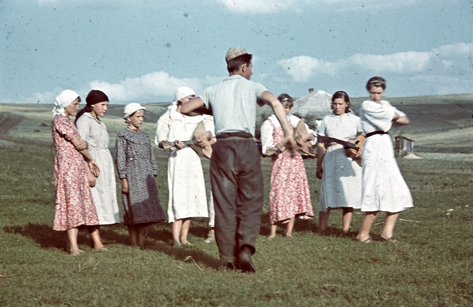 Russia, 1942, Konok Tamás id, colorful, dance, clouds, balalaika, Fortepan #42486
