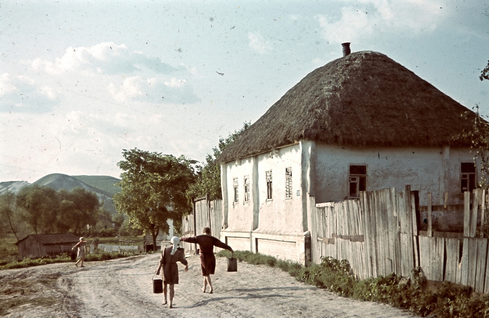 1942, Konok Tamás id, colorful, lath fence, thatched roof, carrying water, Fortepan #42488