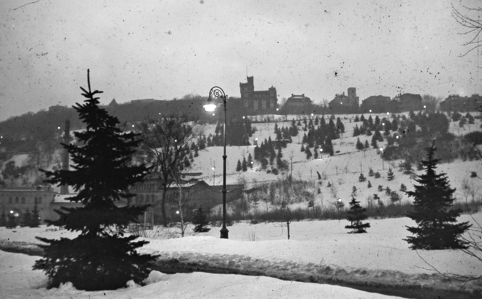 Hungary, Tabán, Budapest I., előtérben a Rác fürdő, a Gellért-hegy oldalában a Schoch / Hegedűs - villa., 1940, Konok Tamás id, winter, snow, lamp post, Budapest, Fortepan #42490