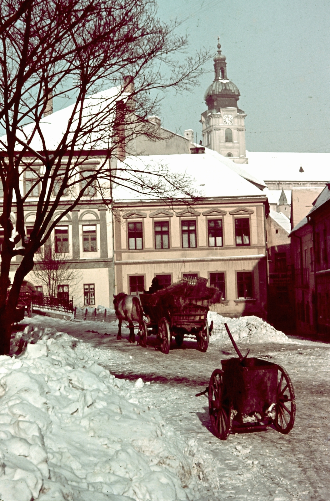 Hungary, Győr, Bécsi kapu (Erzsébet) tér a Káptalandomb felé nézve., 1940, Konok Tamás id, winter, snow, colorful, chariot, coach, Fortepan #42491