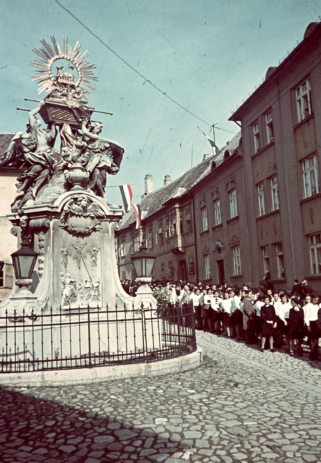 Hungary, Győr, Gutenberg tér, Frigyláda-szobor, Szent László napi körmenet., 1940, Konok Tamás id, colorful, monument, procession, Ark of the Covenant-portrayal, Fortepan #42497