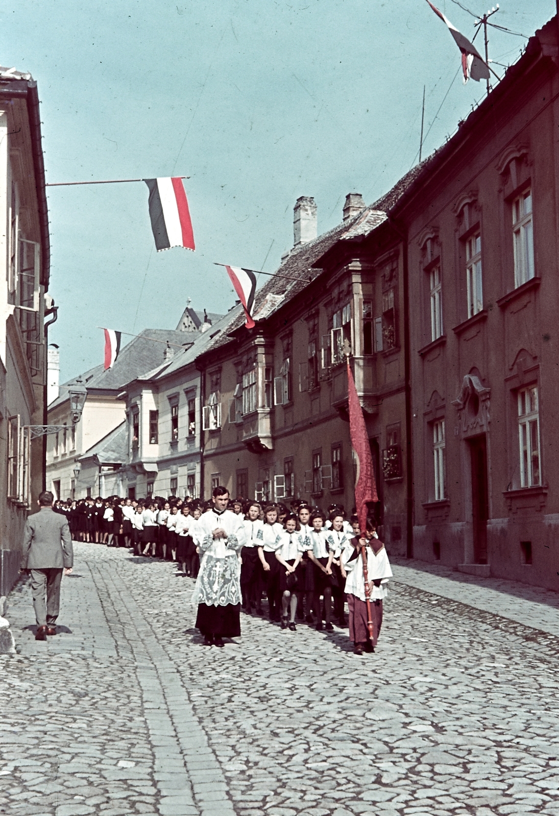 Magyarország, Győr, Káptalandomb, Szent László napi körmenet a Gutenberg tér felől nézve., 1940, Konok Tamás id, színes, zászló, pap, körmenet, gyerekek, Fortepan #42498