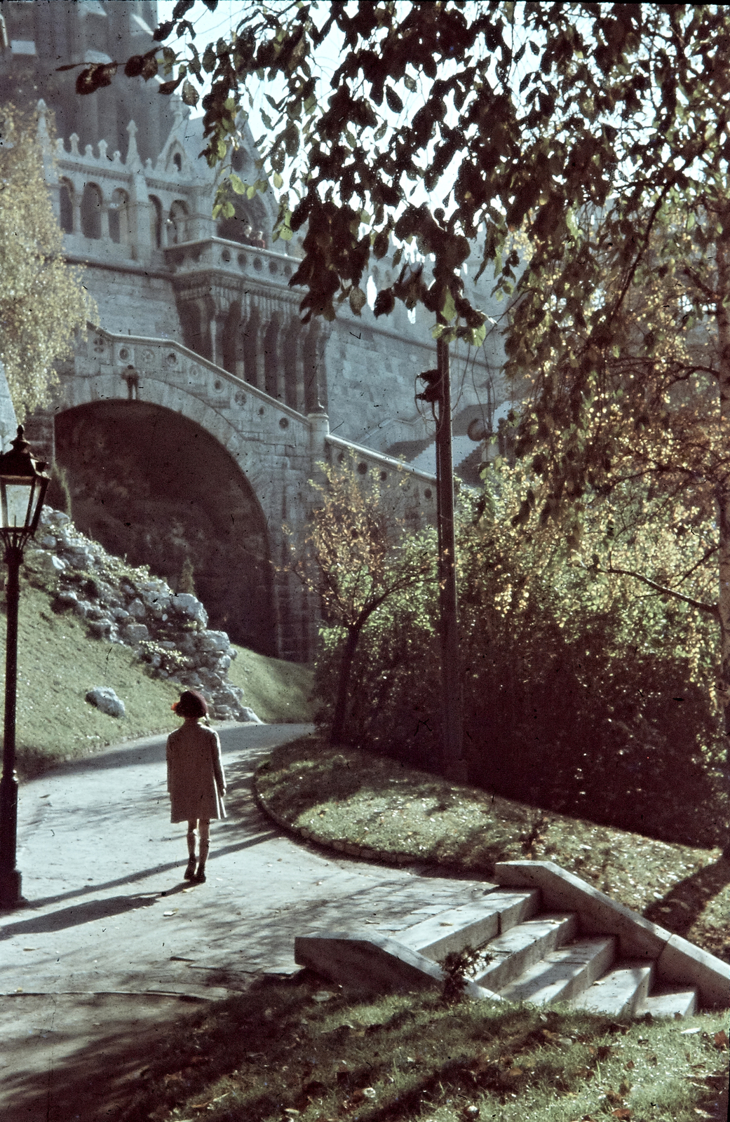 Hungary, Halászbástya, Budapest I., 1940, Konok Tamás id, colorful, girl, Frigyes Schulek-design, gas lamp, Budapest, Fortepan #42512