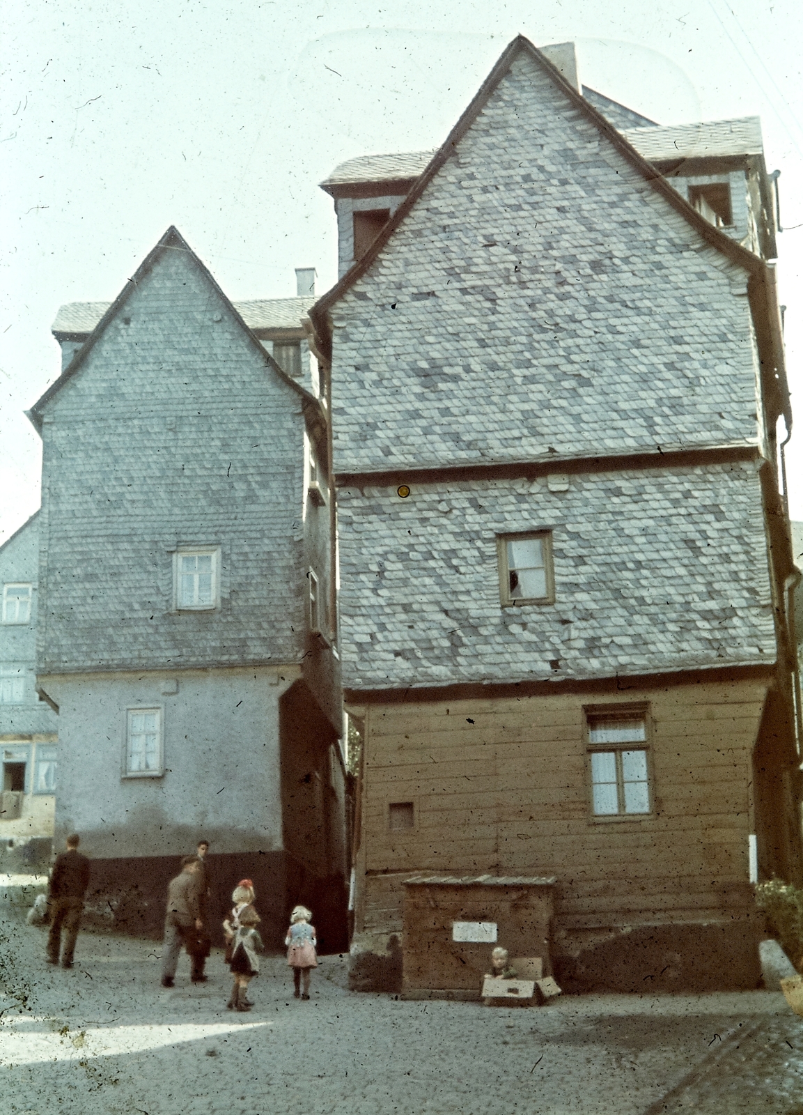 Germany, Wetzlar, az Eisenmarkt felől nézve, balra a Gewandgasse, jobbra a Schuhgasse., 1942, Konok Tamás id, colorful, Fortepan #42518