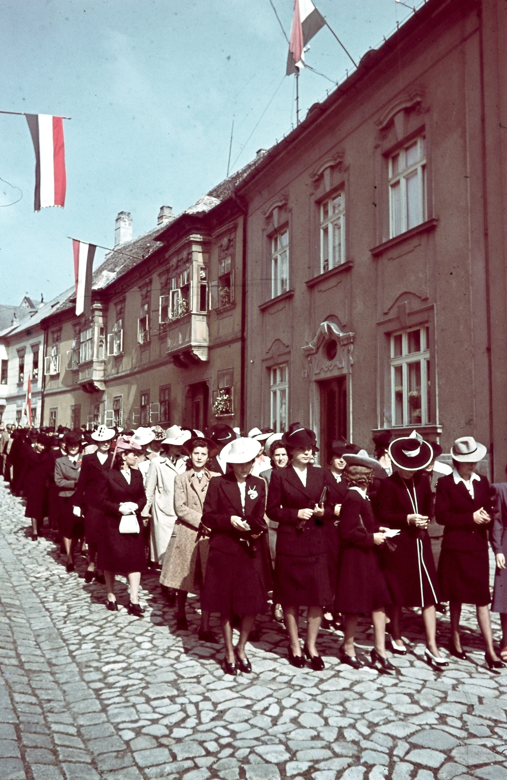 Hungary, Győr, Káptalandomb, Szent László napi körmenet a Gutenberg tér felől nézve., 1940, Konok Tamás id, hat, colorful, flag, procession, Fortepan #42530