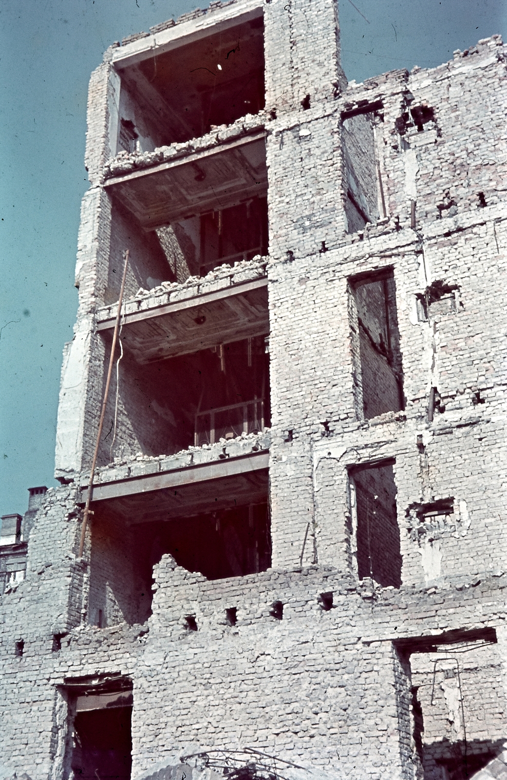 Ukraine, Kyiv, Hrescsatik sugárút, a Hírközlési Népbiztosság épületének romjai., 1942, Konok Tamás id, colorful, war damage, damaged building, Fortepan #42545