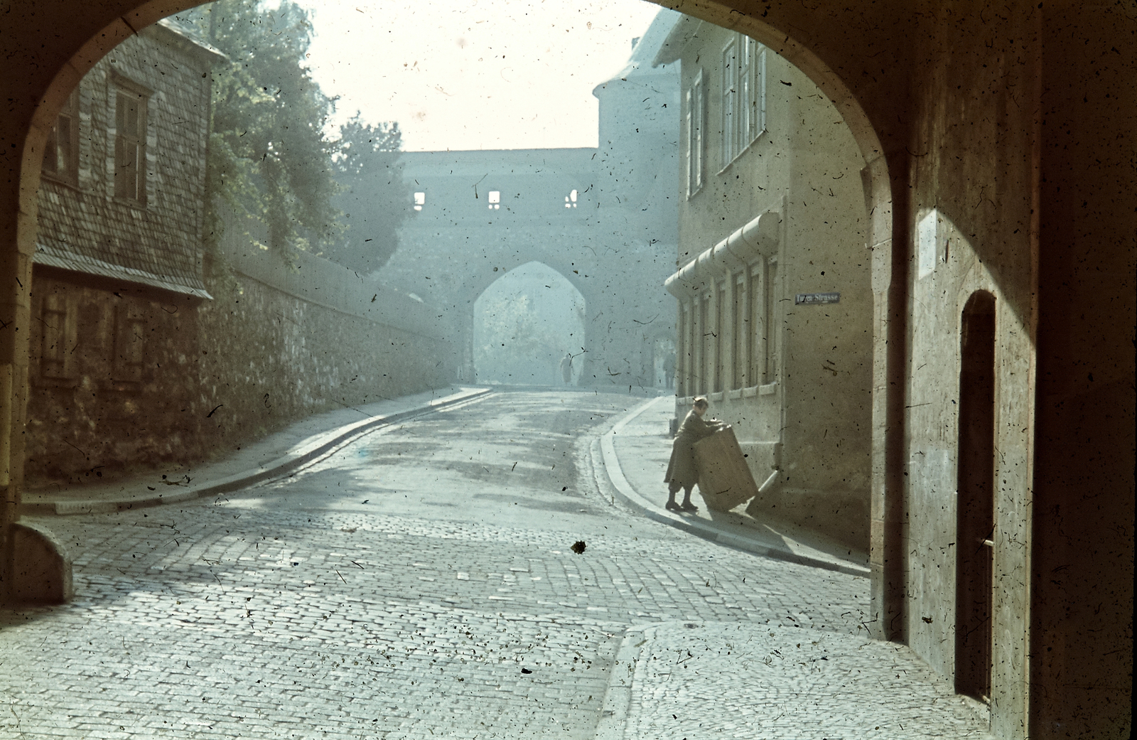 Germany, Wetzlar, Turmstrasse, háttérben a Säuturm és a városfal., 1942, Konok Tamás id, colorful, street view, Fortepan #42551