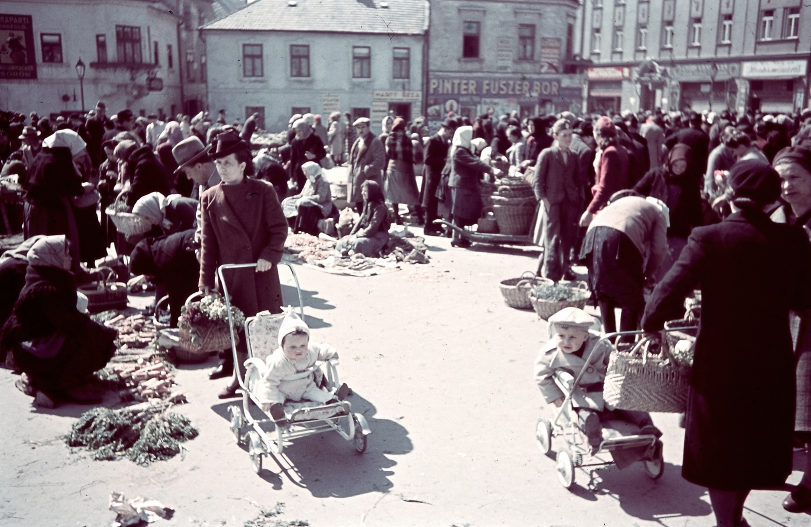 Hungary, Győr, Dunakapu téri piac., 1939, Konok Tamás id, colorful, market, baby carriage, street view, genre painting, costermonger, seller, wickerwork, vegetables, Fortepan #42559