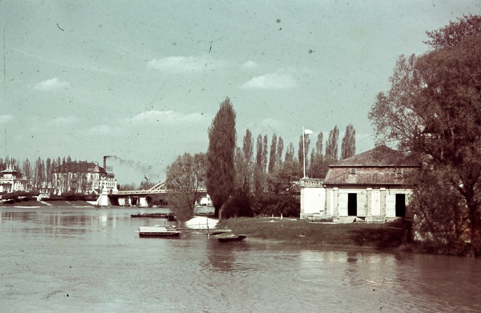 Hungary, Győr, a Rába folyó torkolata a Mosoni Dunánál. Előtérben a Czuczor Gergely bencés gimnázium csónakháza, háttérben a Kossuth híd., 1939, Konok Tamás id, colorful, bridge, pier, József Beke-design, Fortepan #42597