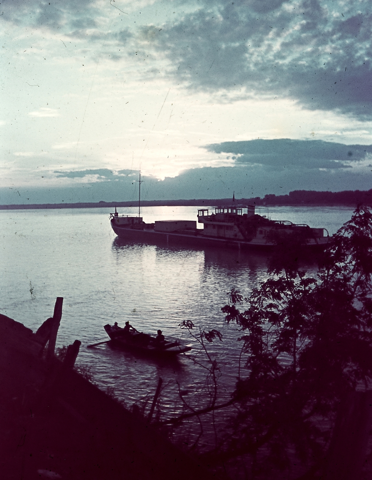Hungary, Gönyű, Duna-part, vontatóhajó és uszályok., 1943, Konok Tamás id, ship, colorful, dusk, Fortepan #42600