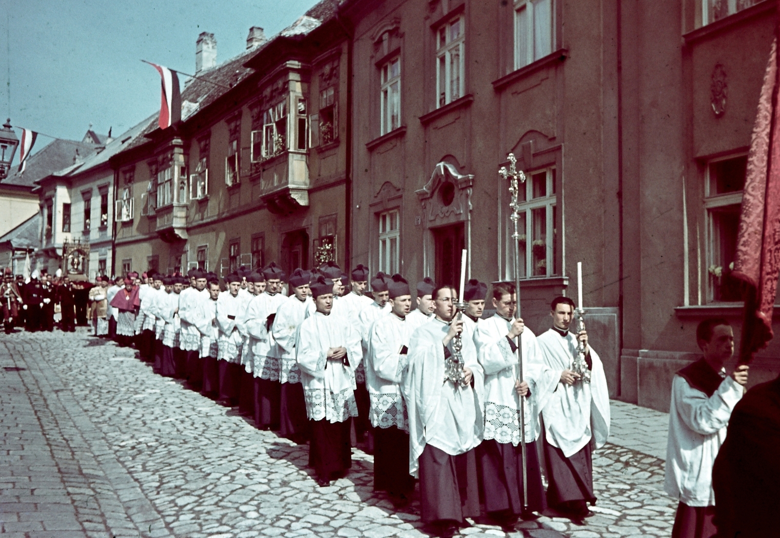 Hungary, Győr, Káptalandomb, Szent László napi körmenet a Gutenberg tér felől nézve. Hátul balra a Szent László herma., 1939, Konok Tamás id, colorful, flag, street view, candle, procession, cross, candlestick, Fortepan #42608