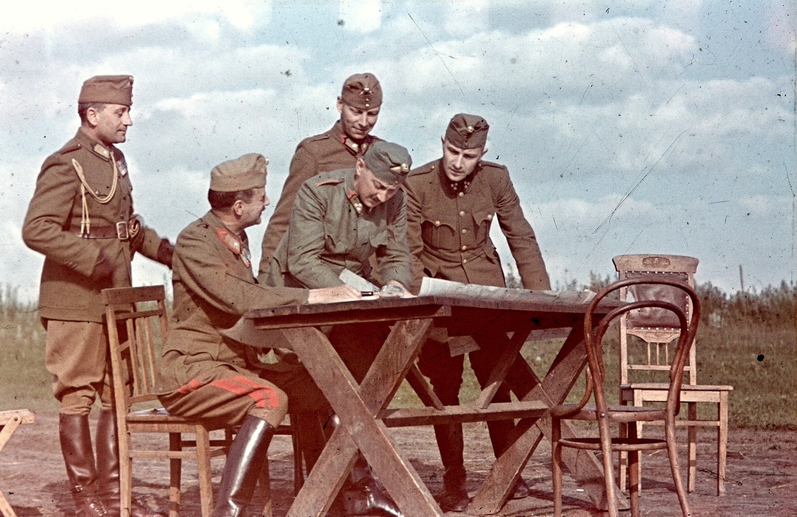 Oroszország, középen balra Rakovszky György vezérőrnagy, a III. hadtest ideiglenes parancsnoka és jobbra vitéz Solymossy Ulászló vezérkari ezredes a III. hadtest vezérkari főnöke látható. A felvétel 1942. június 15 - július 15 között készült., 1942, Konok Tamás id, keleti front, színes, térkép, íróasztal, második világháború, katona, tiszt, katonai stratégia, tájékozódás, Fortepan #42619