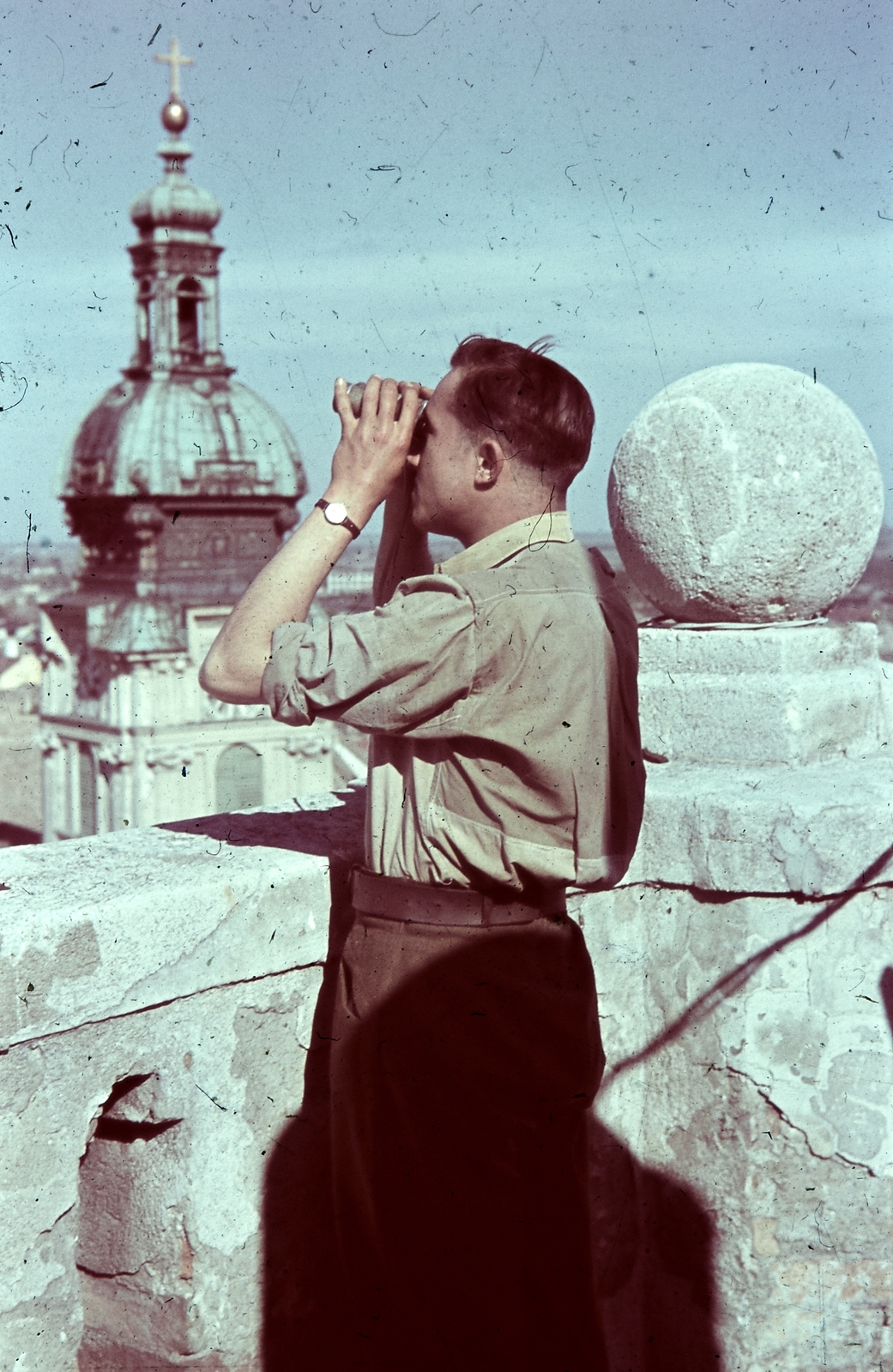 Hungary, Győr, a Püspökvár tornya, háttében a székesegyház tornya. Egy légi megfigyelőt látunk., 1944, Konok Tamás id, colorful, second World War, soldier, binoculars, looking into the distance, Fortepan #42620