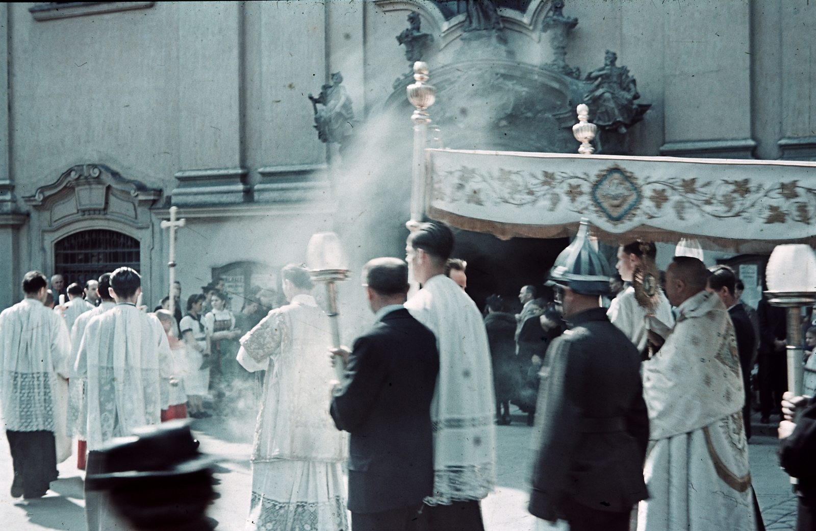 Hungary, Budapest I., Batthyány tér, Szent Anna-templom, körmenet., 1939, Konok Tamás id, colorful, priest, cop, procession, Budapest, Fortepan #42635