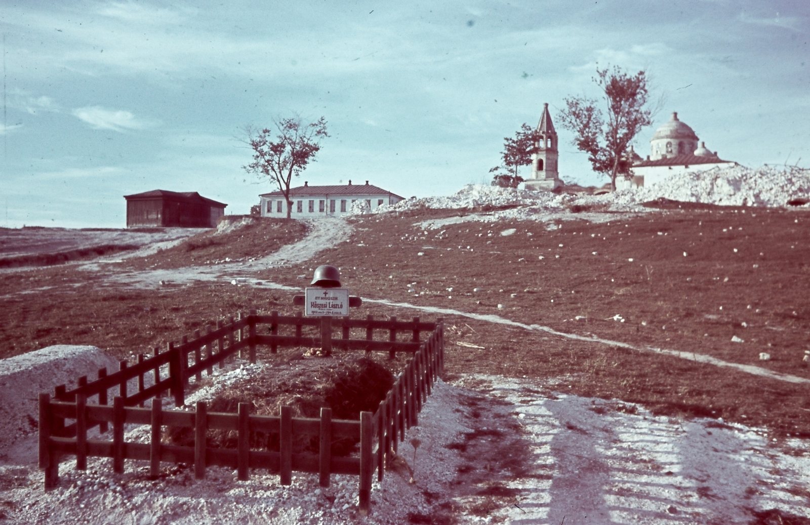 Oroszország, Birjucs, (Bugyonnij), magyar hadisír, háttérben a Pokrovszakaja templom., 1942, Konok Tamás id, Szovjetunió, keleti front, színes, második világháború, temető, hadisír, Fortepan #42637