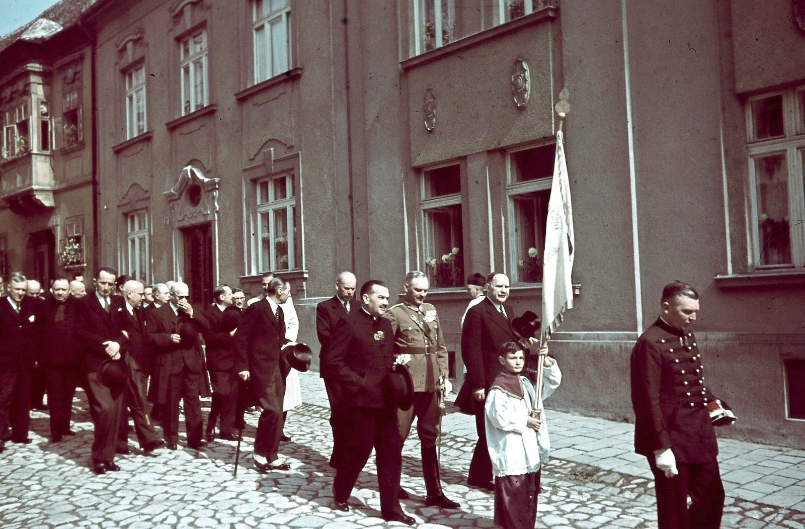Hungary, Győr, Káptalandomb, Szent László napi körmenet a Gutenberg tér felől nézve., 1939, Konok Tamás id, hat, colorful, uniform, flag, street view, procession, top hat, Fortepan #42654