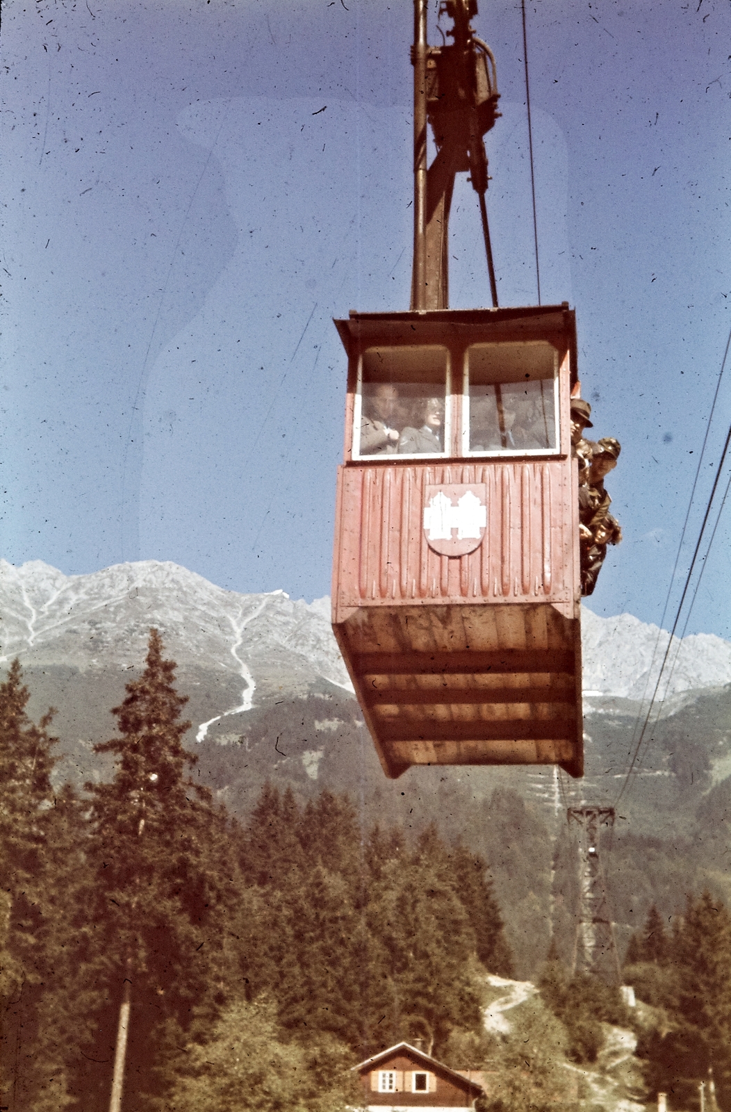 Ausztria, Innsbruck, drótkötélpálya kabinja Hungerburg és Seegrube állomás között, 1942, Konok Tamás id, színes, tájkép, hegy, címer, Fortepan #42656