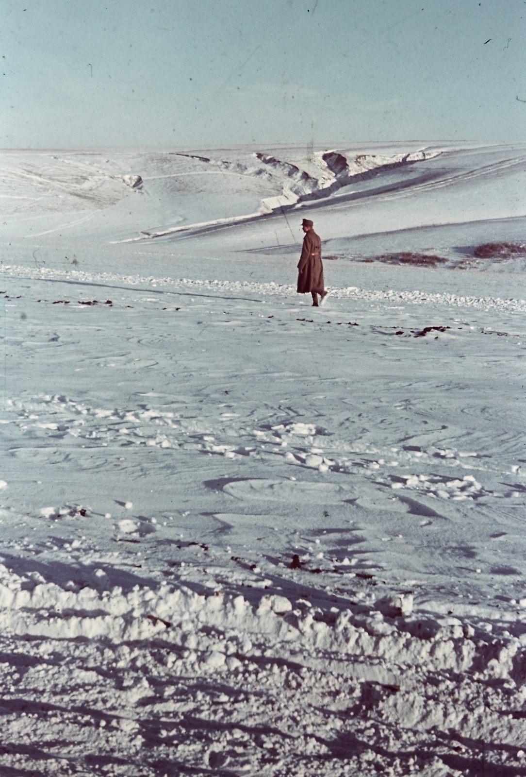 Oroszország, Ivanovka, (Voronyezsi terület, hoholszkiji járás), a felvétel a település déli határánál készült., 1942, Konok Tamás id, magány, tél, hó, színes, egyenruha, férfi, Fortepan #42658