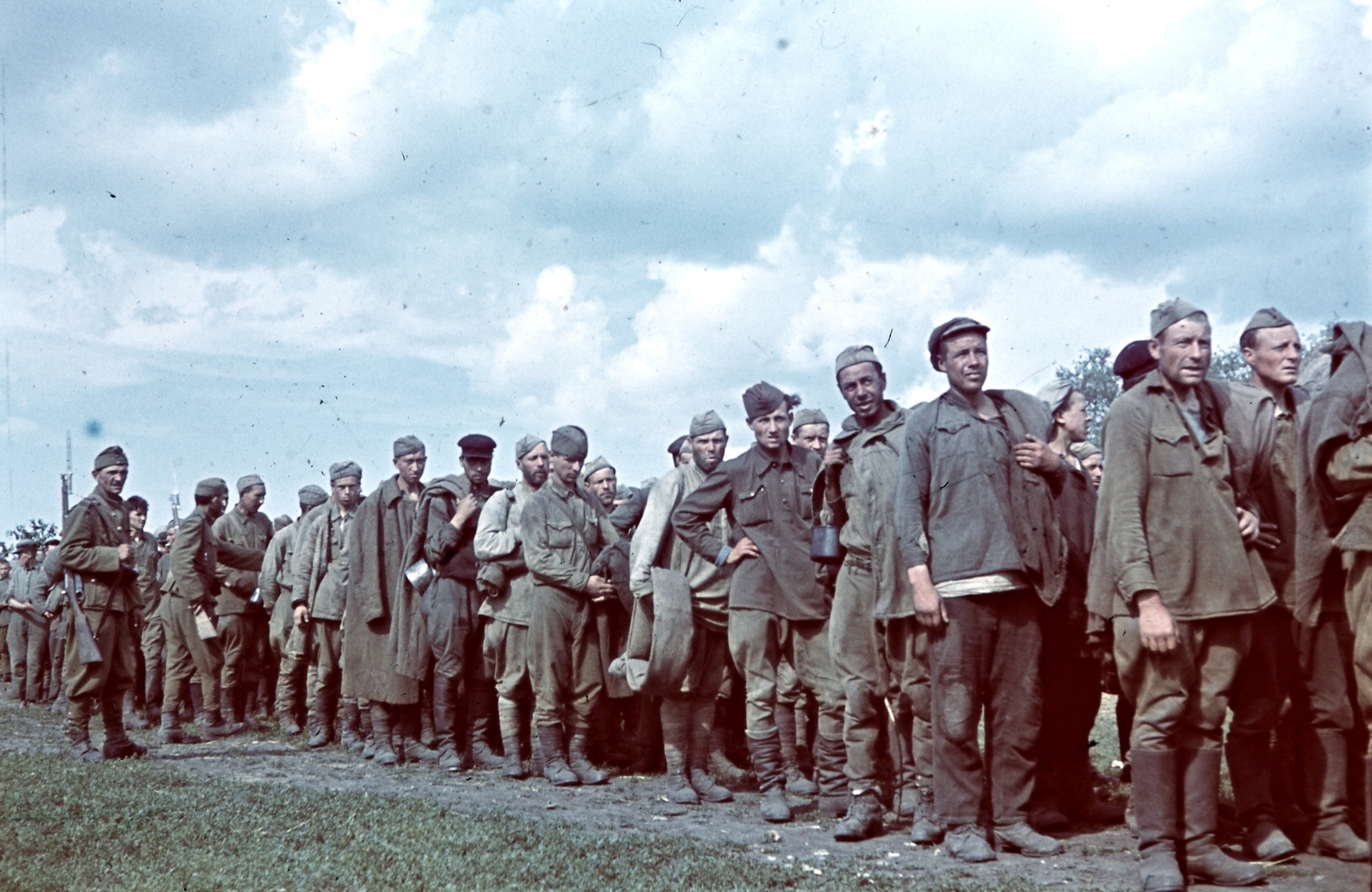 1942, Konok Tamás id, keleti front, színes, csajka, második világháború, fegyver, hadifogoly, szovjet katona, őr, puska, Fortepan #42664