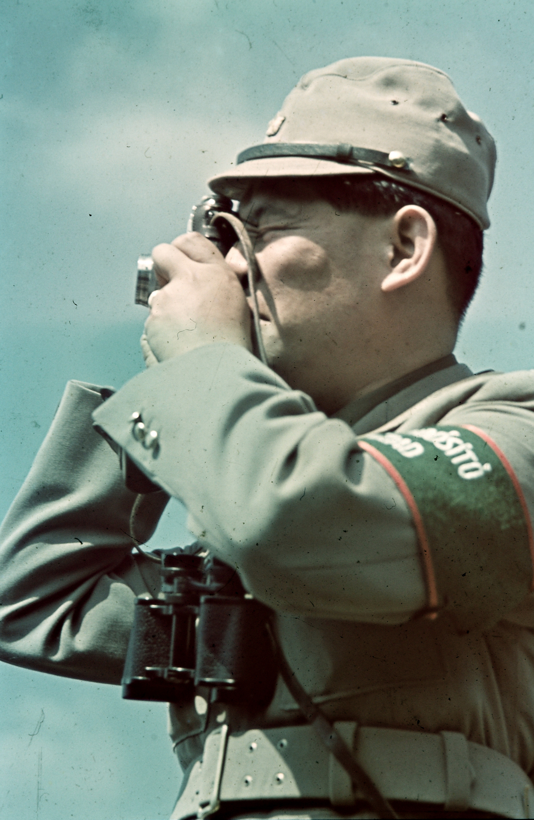 A magyar honvédség haditudósító századához beosztott dr. Sunji Sasamoto főhadnagy, japán haditudósító., 1942, Konok Tamás id, colorful, camera, telescope, soldier, photography, armband, Fortepan #42667