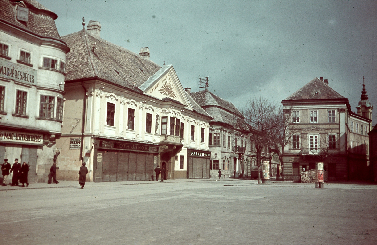 Hungary, Győr, Széchenyi tér, balra a Stelczer Lajos utca sarkán a Vastuskós ház és az Apátúr ház, jobbra a Rákóczi Ferenc utca és a Gyógyszertár utca között a Régi városháza., 1939, Konok Tamás id, colorful, sign-board, street view, ad pillar, Fortepan #42676