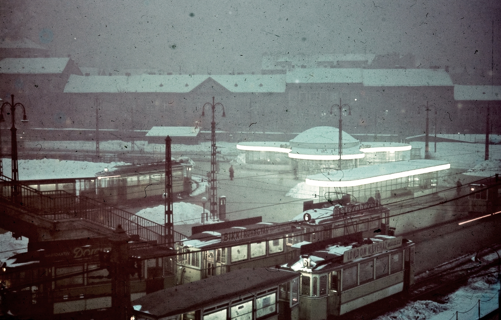 Magyarország, Budapest II., Széll Kálmán tér., 1943, Konok Tamás id, tél, színes, villamos, éjszaka, látkép, Budapest, Bikki Ruhagyár, viszonylatszám, Fortepan #42686