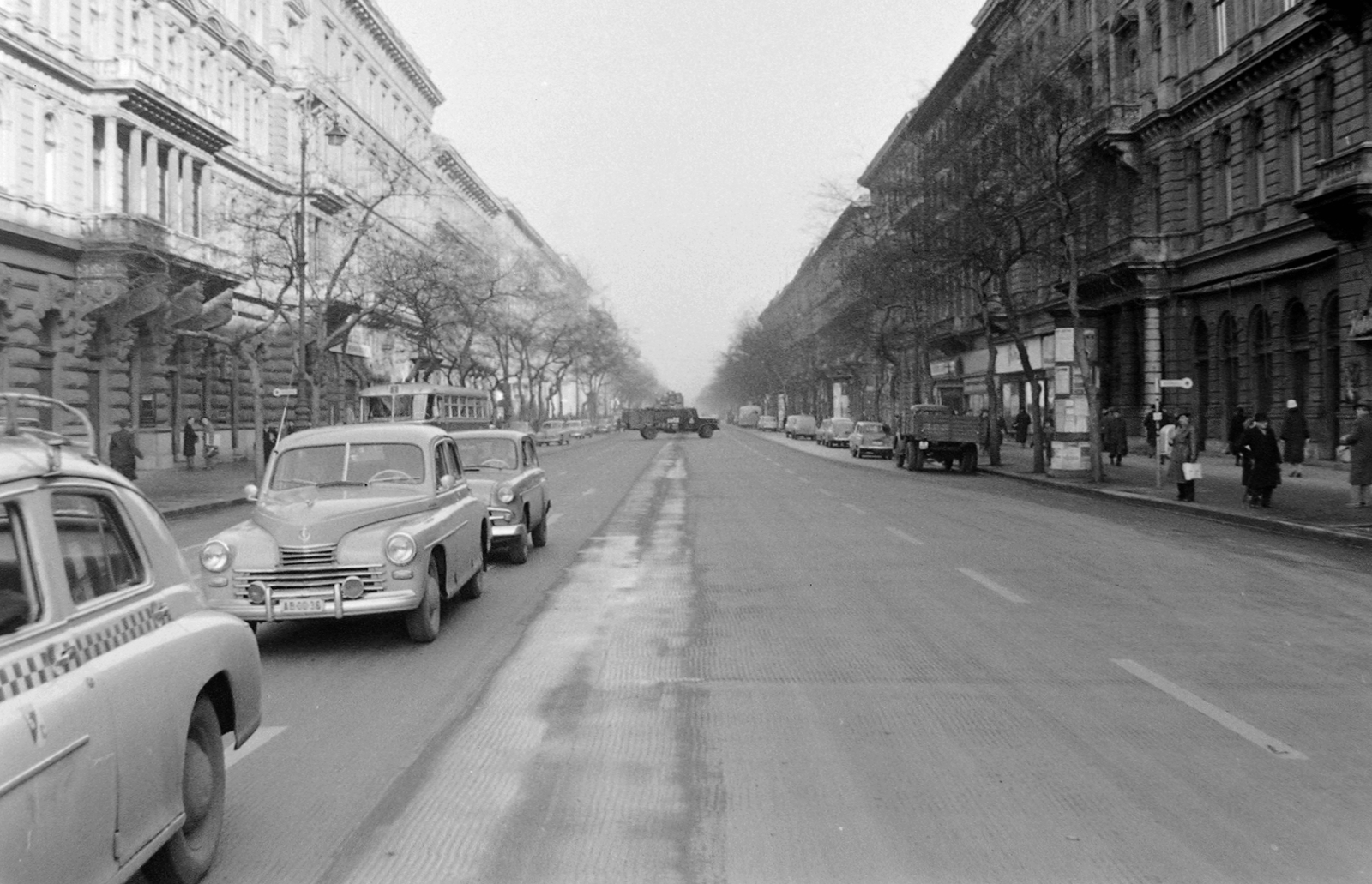 Hungary, Budapest VI., Andrássy út (Népköztársaság útja) a Bajcsy-Zsilinszky út felől., 1959, UVATERV, transport, bus, commercial vehicle, street view, genre painting, taxicab, bus stop, automobile, M20 Pobeda, number plate, Budapest, Fortepan #4269