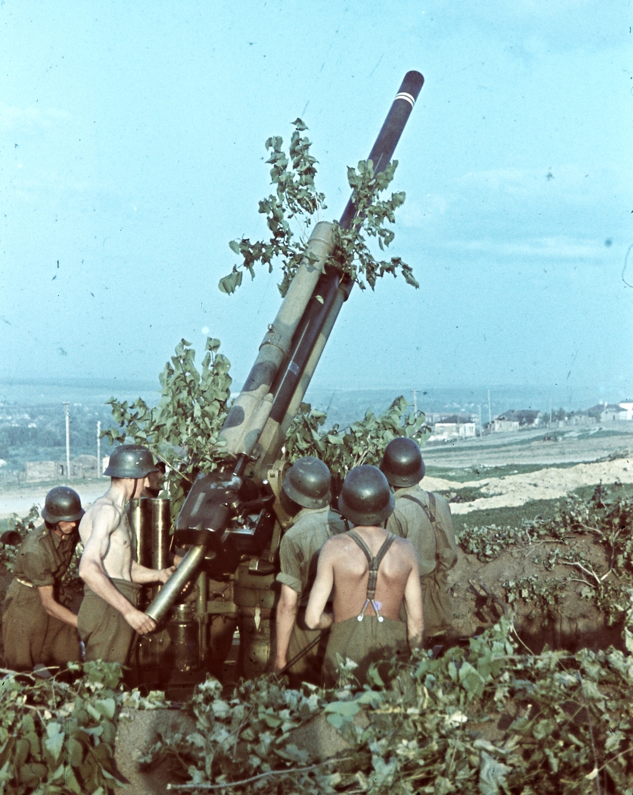 Russia, Stary Oskol, a mai Január 9-e utca a Proletarszkaja utca felé nézve. 29M Bofors 80mm-es légvédelmi ágyú tüzelőállásban., 1942, Konok Tamás id, colorful, second World War, summer, soldier, ordnance, Fortepan #42698