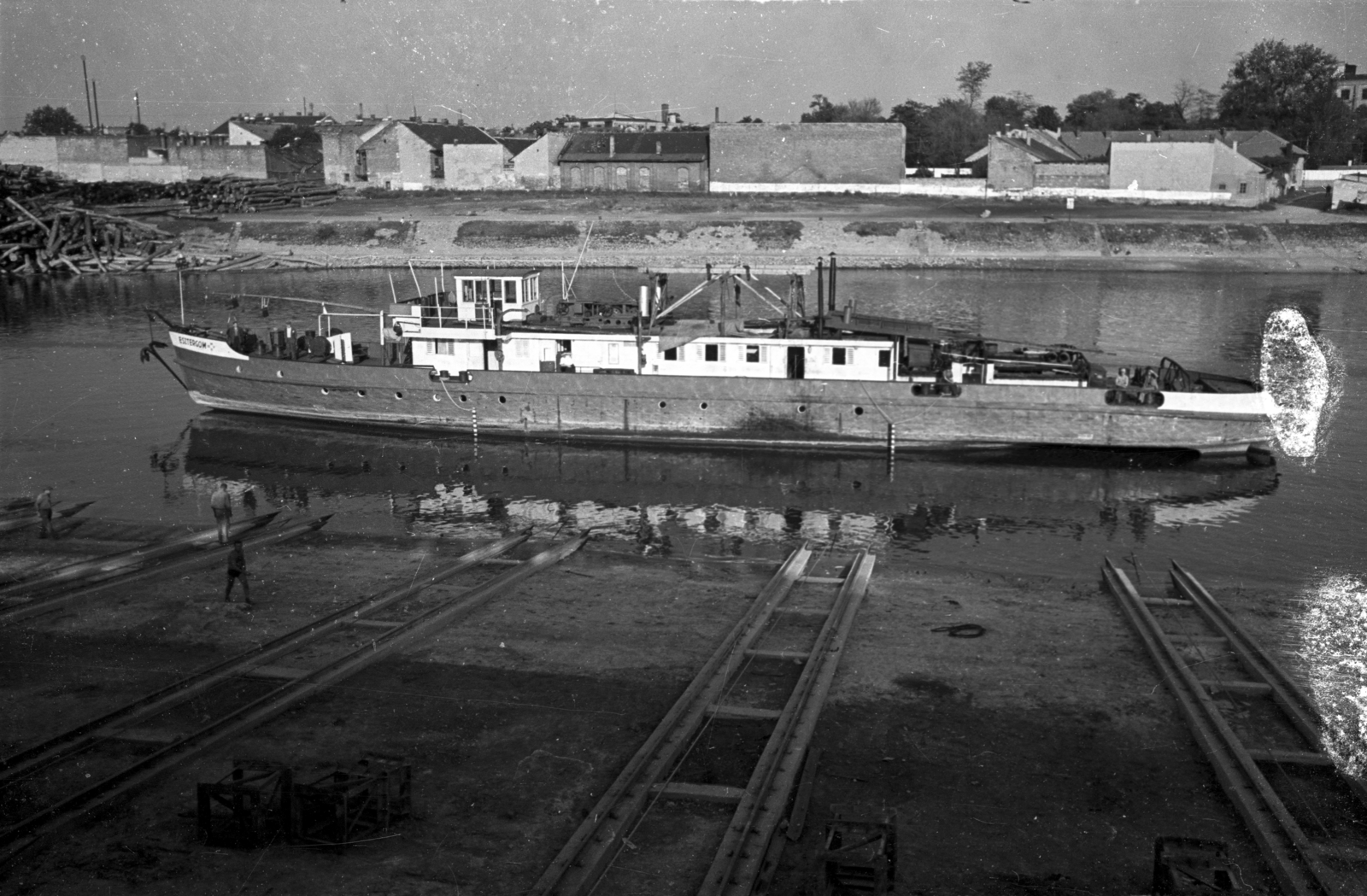 Magyarország, Budapest IV., Újpesti-öböl, Népsziget, MAHART hajójavító, Esztergom vontatóhajó., 1952, UVATERV, hajó, vontatóhajó, Esztergom/S. III. hajó, Budapest, Fortepan #4271