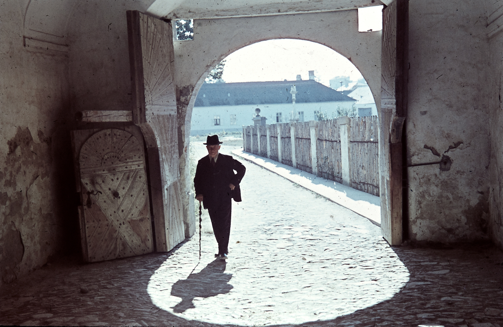 Slovakia, Levice, az alsó vár kapuja., 1939, Konok Tamás id, colorful, gate, walking cane, old person, castle gate, Fortepan #42723