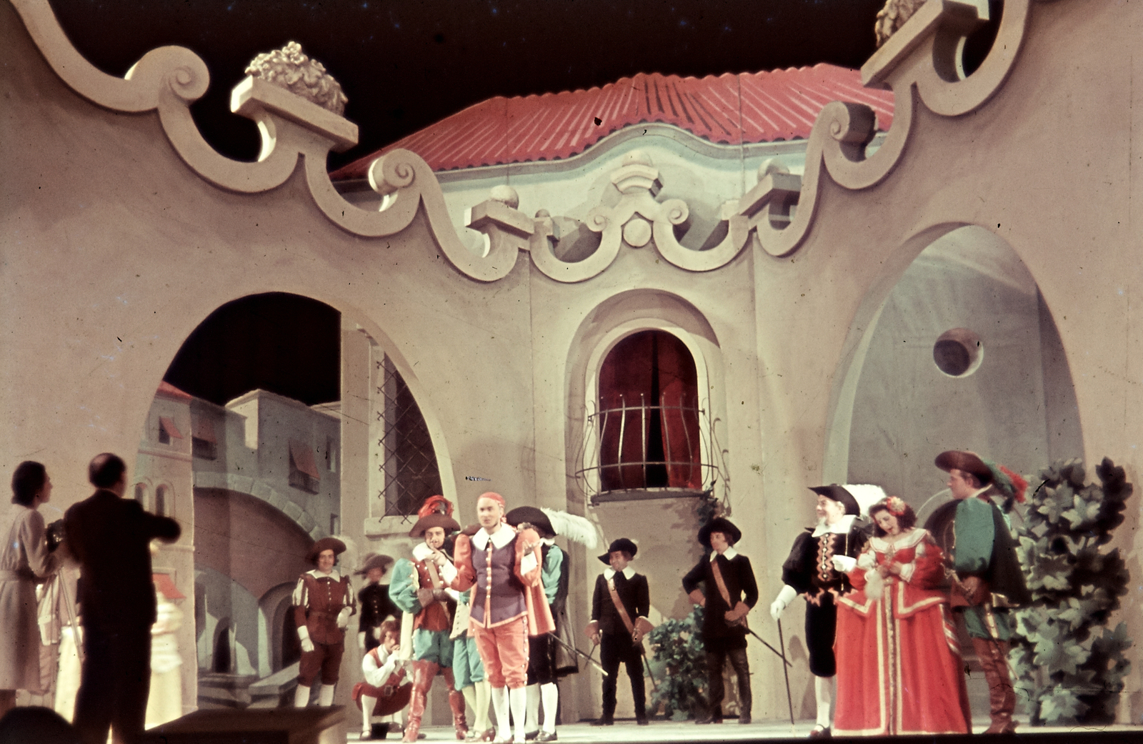 Hungary, Budapest VIII., a Nemzeti Színház előadása: A zöld nadrágos lovag. Középen piros nadrágban Uray Tivadar., 1943, Konok Tamás id, art of theater, colorful, theater, Budapest, Fortepan #42724