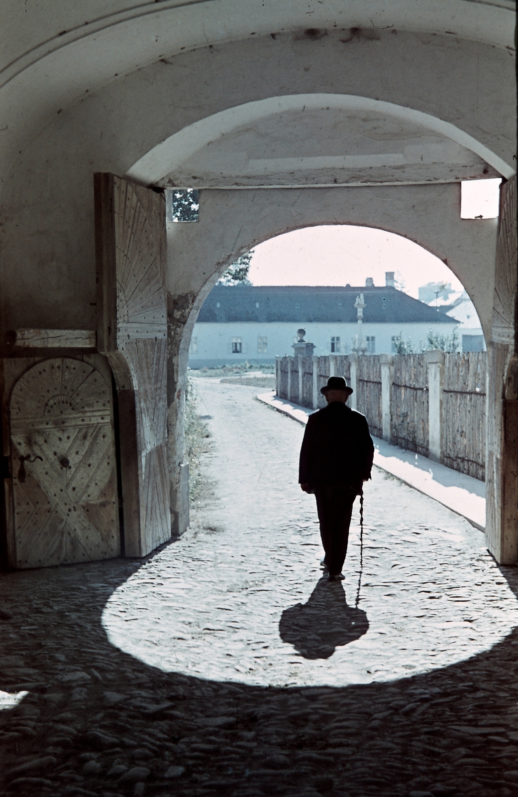 Slovakia, Levice, az alsó vár kapuja., 1939, Konok Tamás id, colorful, gate, walking cane, shadow, old person, castle gate, Fortepan #42728