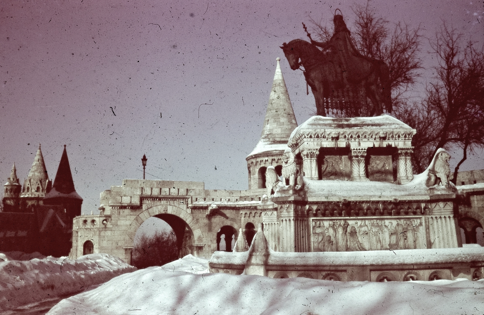 Magyarország, budai Vár, Budapest I., Szentháromság tér, Szent István szobra (Stróbl Alajos, 1906.), háttérben a Halászbástya., 1940, Konok Tamás id, tél, hó, színes, szobor, lovas szobor, Szent István-ábrázolás, Budapest, Fortepan #42760