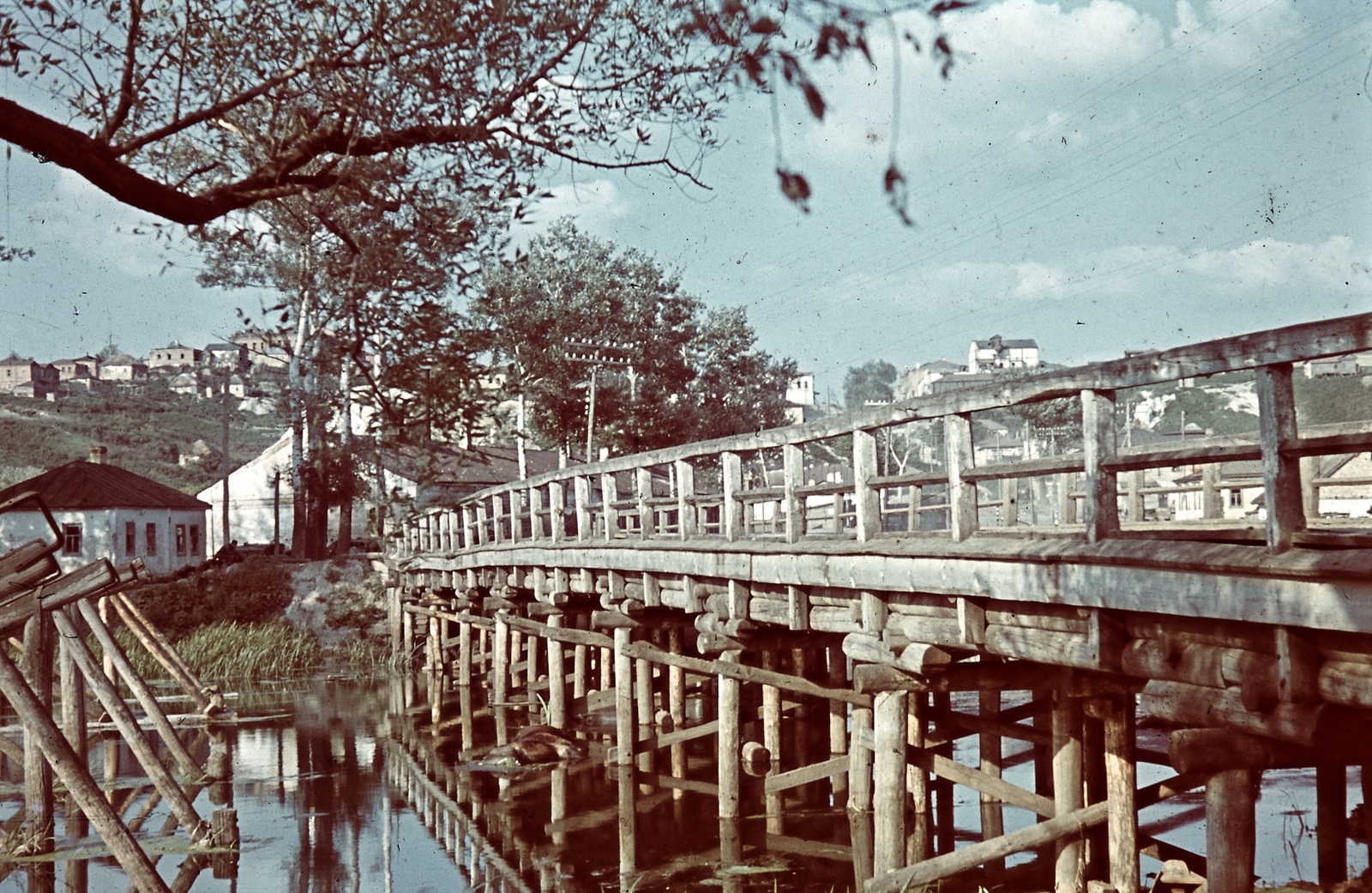 Oroszország, Sztarij Oszkol, a régi Gumenszkij fahíd az Oszkolec folyón, háttérben a Gumenszkaja domb., 1942, Konok Tamás id, színes, híd, fahíd, Fortepan #42774