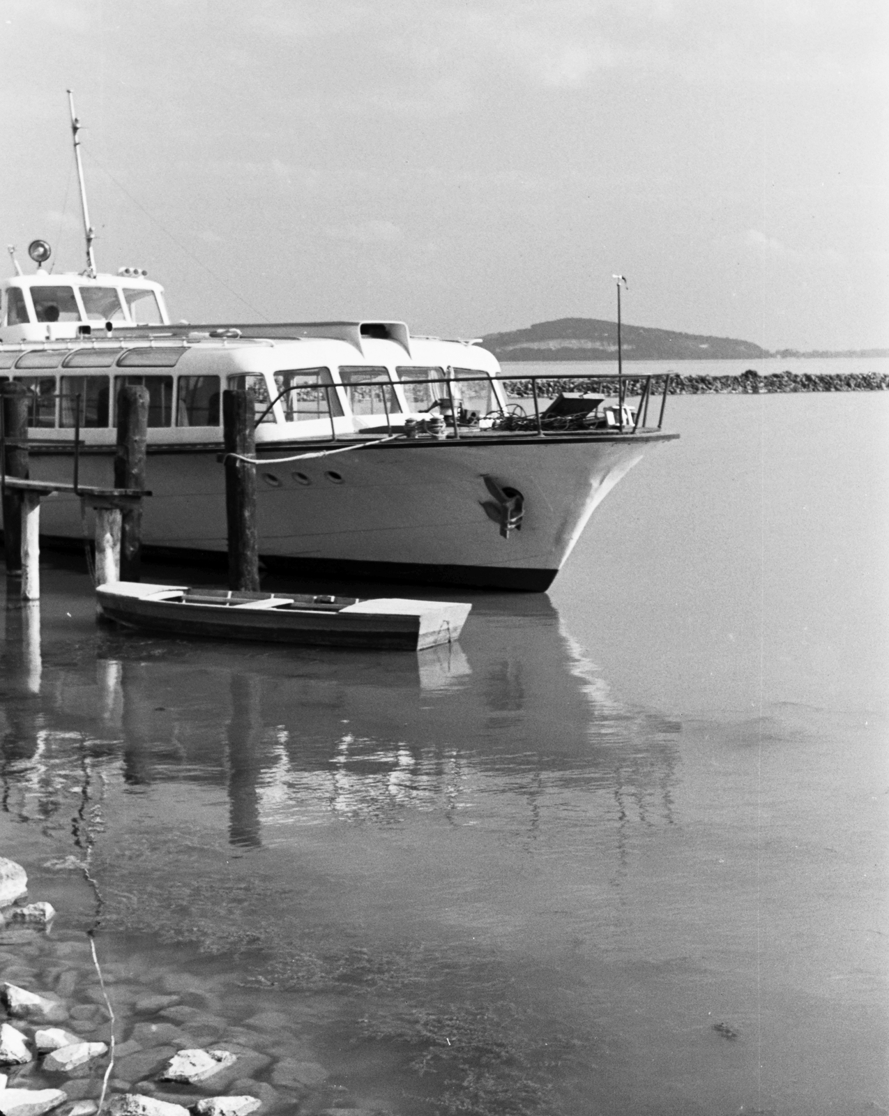 Hungary,Lake Balaton, Badacsonytomaj, kikötő, a háttérben Fonyód., 1959, Konok Tamás id, ship, water bus, Fortepan #42790