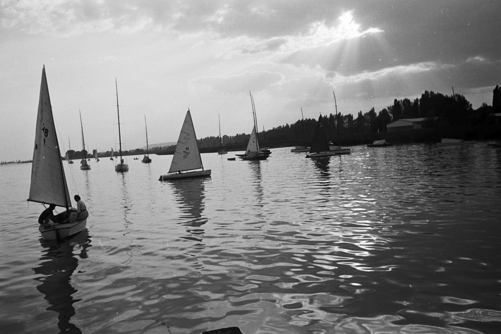 Hungary, Balatonfüred, kikötő., 1959, Konok Tamás id, sailboat, port, dusk, Fortepan #42799