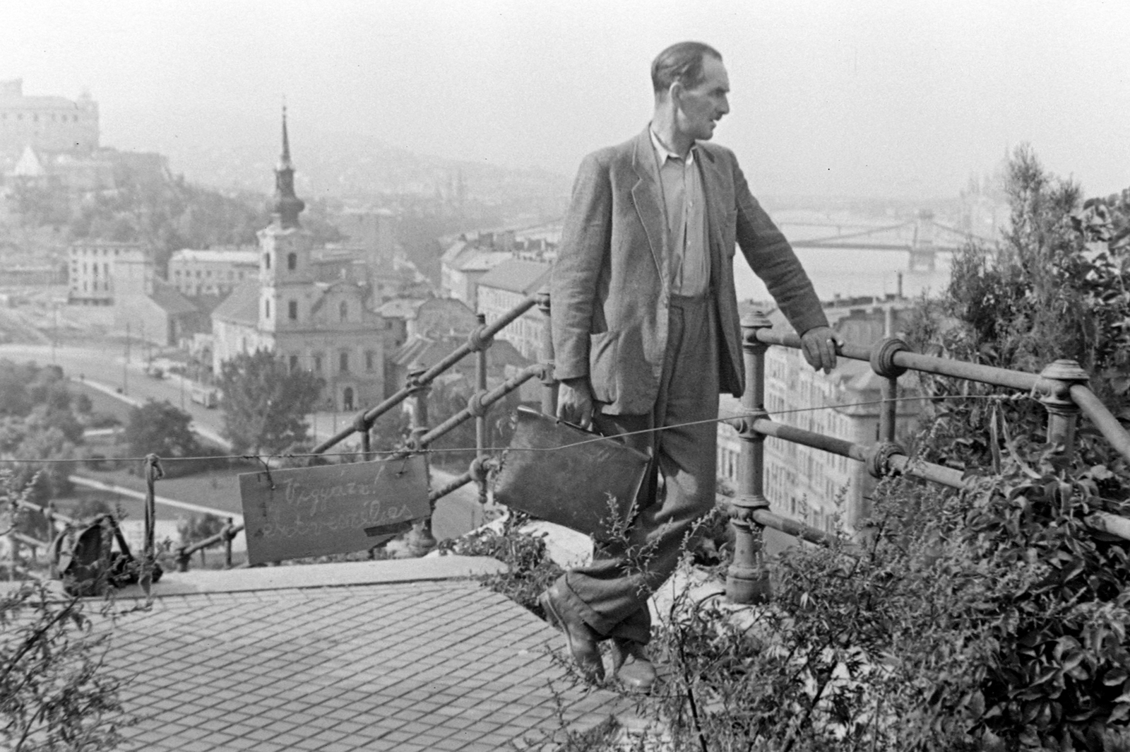 Magyarország, Gellérthegy, Budapest I., látkép a Tabán felé nézve., 1951, Fortepan, portré, lépcső, Budapest, férfi, felirat, munkás, korlát, Fortepan #4280